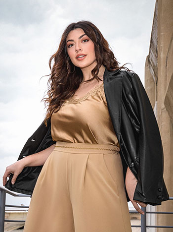 Lingerie με λεπτομέρειες δαντέλας σε καφέ ανοιχτό