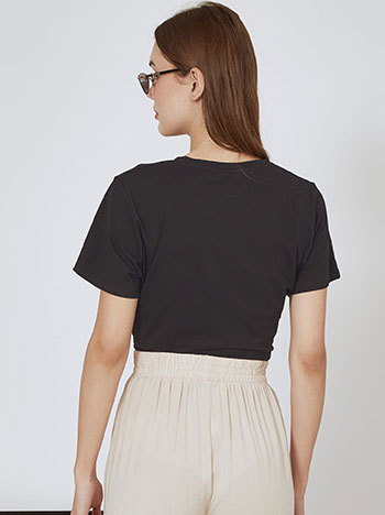T-shirt με βαμβάκι σε μαύρο - Pose1