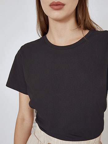 T-shirt με βαμβάκι σε μαύρο - Pose4