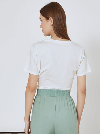 T-shirt με βαμβάκι σε λευκό - Pose1