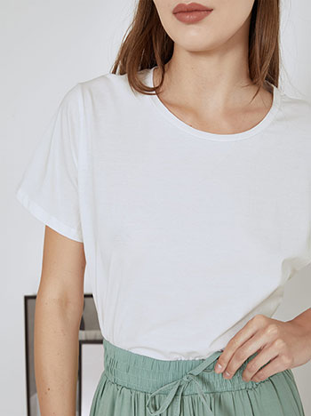 T-shirt με βαμβάκι σε λευκό - Pose4