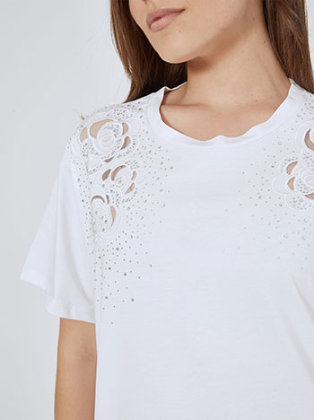 T-shirt με strass κέντημα σε λευκό