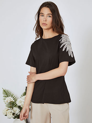 T-shirt with sequins and pearls in black