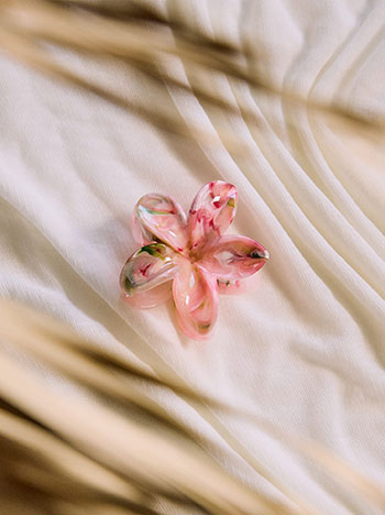 Flower claw clip in baby pink