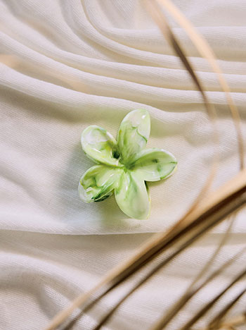 Flower claw clip in lime