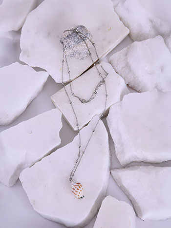 Necklace with a dangling seashell in silver