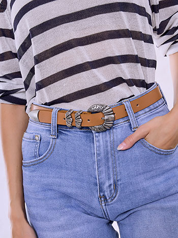 Belt with an engraved buckle in brown