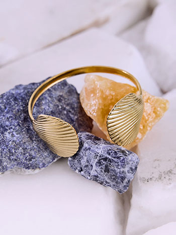 Βραχιόλι cuff με κοχύλια σε χρυσαφί