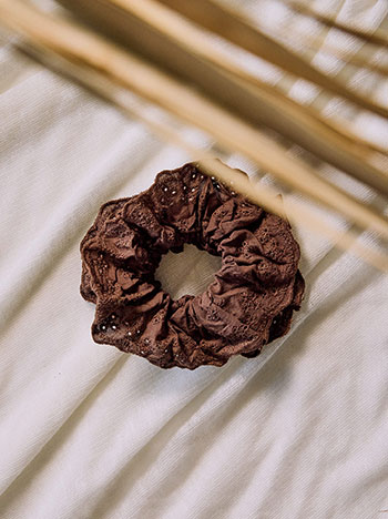 Broderie scrunchie in brown