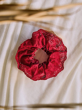 Broderie scrunchie in red