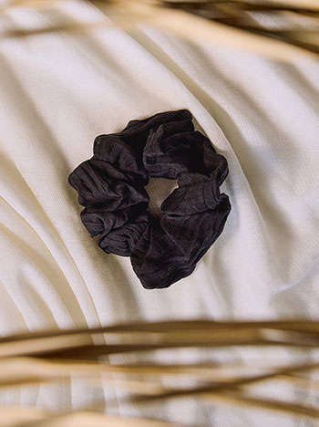 Wrinkle effect scrunchie in black