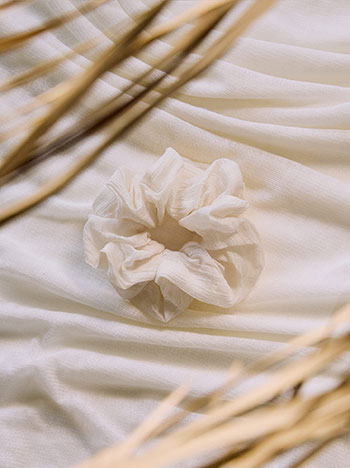 Wrinkle effect scrunchie in off white