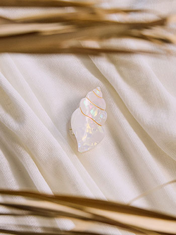 Seashell claw clip in off white