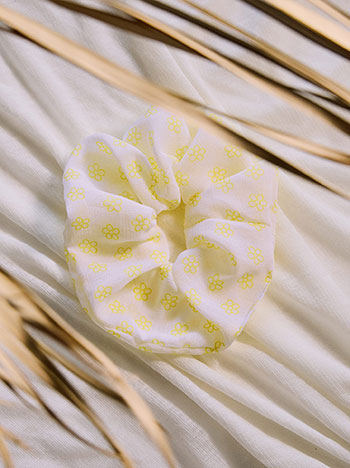 Floral scrunchie in white
