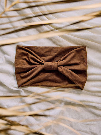 Monochrome headband in brown