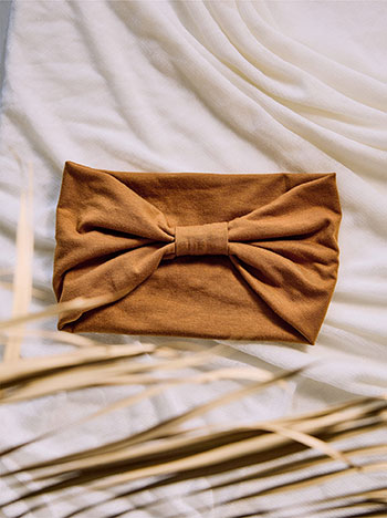 Monochrome headband in camel