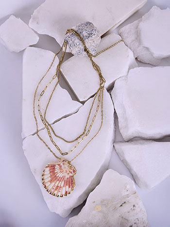 Triple chain necklace with shell in gold