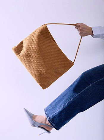 Bag braided in tobacco