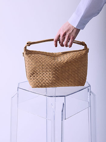 Τσάντα χειρός με σουέντ όψη σε μπεζ