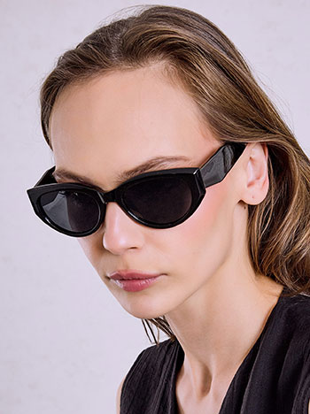 Monochrome sunglasses in black
