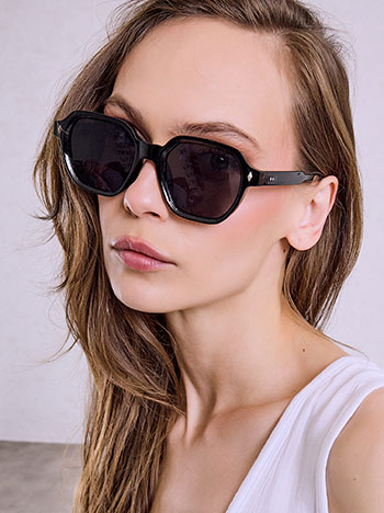 Γυαλιά ηλίου με πολυγωνικό φακό σε μαύρο