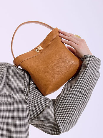 Handbag leather effect in tobacco