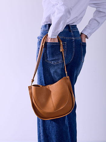 Τσάντα δερματίνης με διακοσμητικές ραφές σε ταμπά