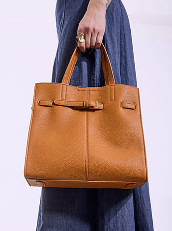 Τσάντα με διακοσμητική αγκράφα σε ταμπά