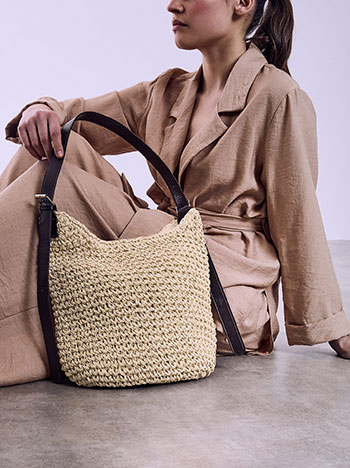 Τσάντα ώμου ψάθινη σε μπεζ
