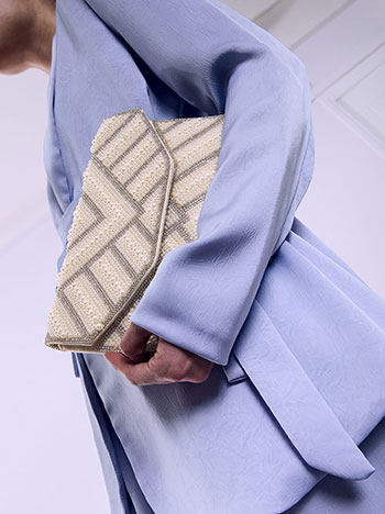 Τσάντα φάκελος με πέρλες και strass σε εκρού