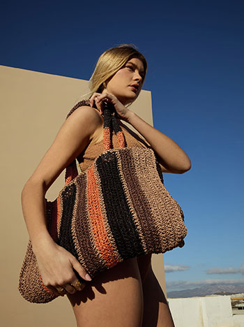 Τσάντα ώμου ψάθινη σε καφέ