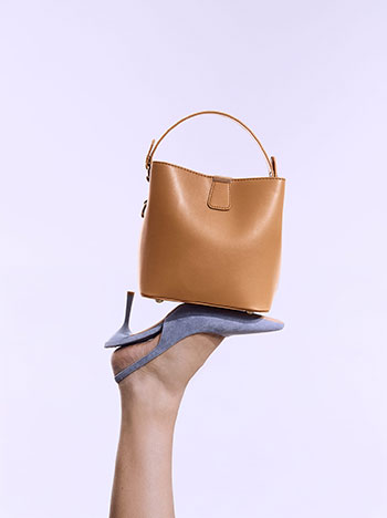 Τσάντα χειρός με μεταλλικές λεπτομέρειες σε καφέ ανοιχτό