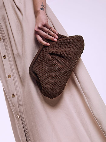 Τσάντα clutch πλεκτή σε καφέ