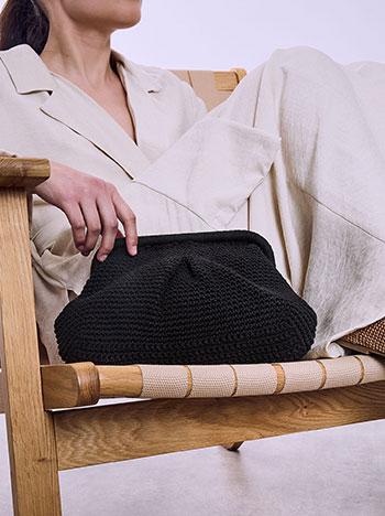 Τσάντα clutch πλεκτή σε μαύρο