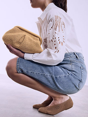 Τσάντα clutch πλεκτή σε καφέ ανοιχτό