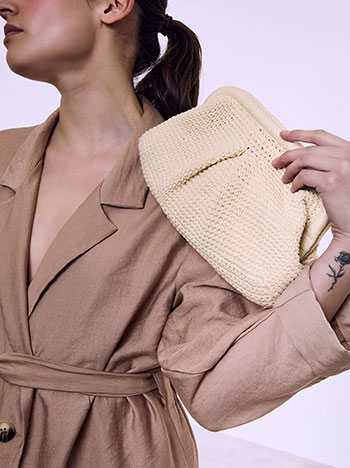 Τσάντα clutch πλεκτή σε εκρού