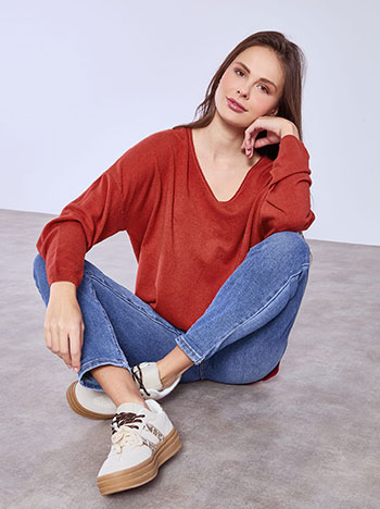 Πουλόβερ με ανοίγματα στο πλάι σε κεραμιδί