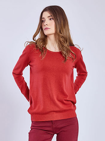 Sweater with scoop neckline in terracota