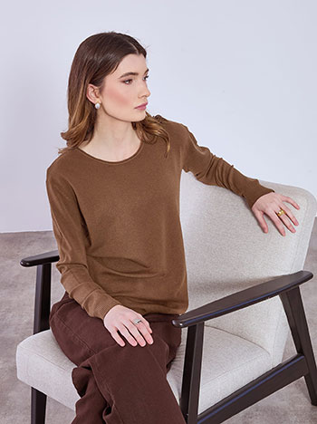 Sweater with scoop neckline in brown