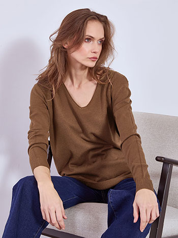 Sweater with rolled up neckline in brown