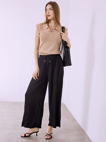 Wide leg trousers with pleated details in black