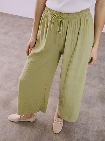 Wide leg trousers with pleated details in mint