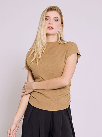 Πουλόβερ με σούρες στο πλάι σε καμηλό