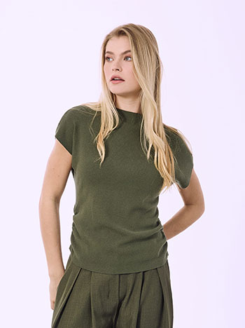 Πουλόβερ με σούρες στο πλάι σε χακί