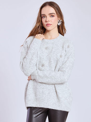 Πουλόβερ με strass και πέρλες σε γκρι ανοιχτό