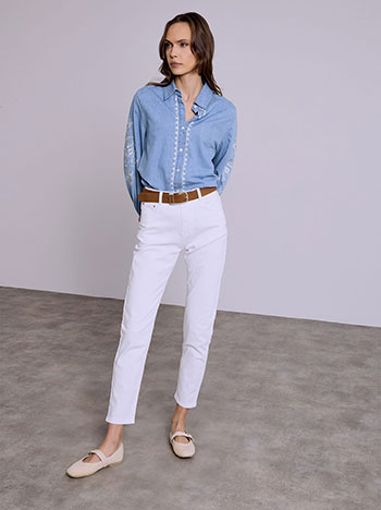 Τζιν με ζώνη δερματίνης σε λευκό