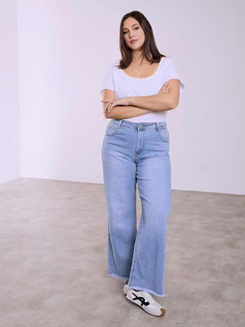Jeans with square back pockets in light blue
