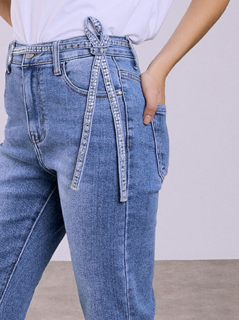 Τζιν mom fit με ζώνη strass σε μπλε ανοιχτό