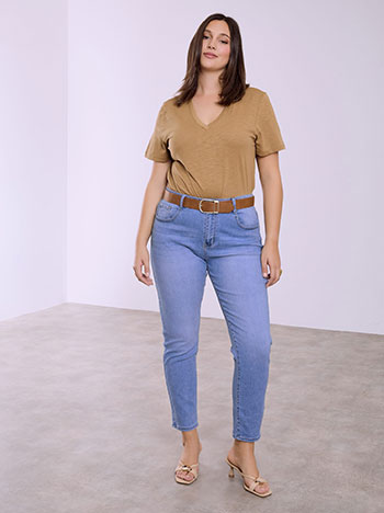 Τζιν mom fit με ζώνη σε μπλε