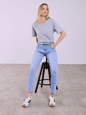 Τζιν mom fit με ζώνη σε μπλε ανοιχτό